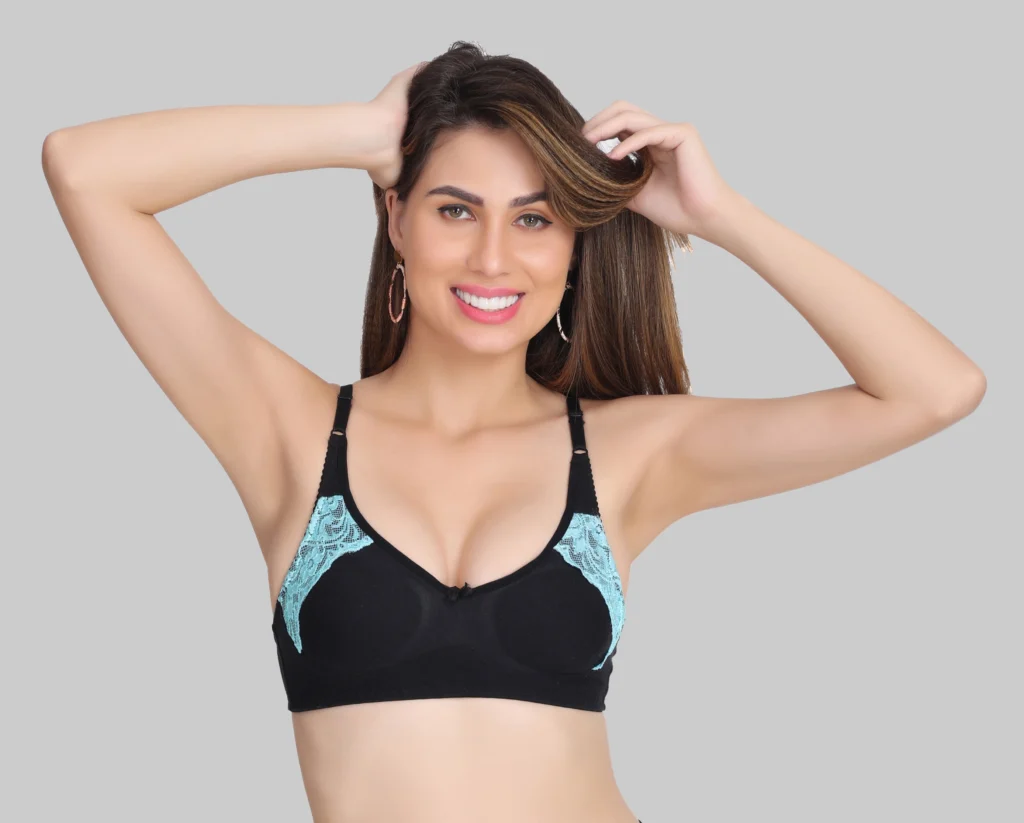 Comfort bra with seamless back closure and supportive cups in black
